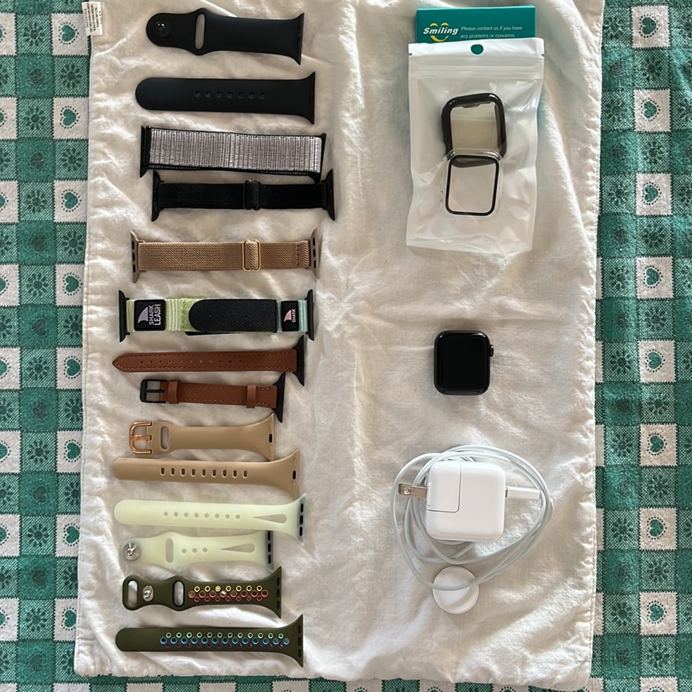 Apple Watch SE Bluetooth 40 MM with many accessories!